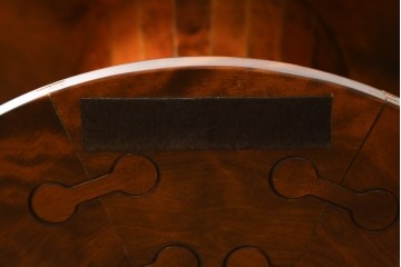 中古　美品　星野民藝(星野民芸)　艶やかな木肌と深みある色合いが魅力のラウンドダイニングテーブル　(R-066914)