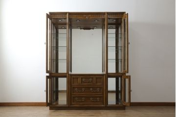 中古　美品　レアな小振りサイズ!!　DREXEL HERITAGE(ドレクセルヘリテイジ)　Grand Villa(グランドヴィラ)　上品な佇まいの照明付きキャビネット(キュリオケース、ガラスケース、ショーケース、食器棚、収納棚、戸棚、飾り棚)(定価約200万円)(R-066916)
