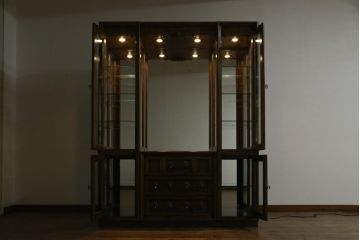中古　美品　レアな小振りサイズ!!　DREXEL HERITAGE(ドレクセルヘリテイジ)　Grand Villa(グランドヴィラ)　上品な佇まいの照明付きキャビネット(キュリオケース、ガラスケース、ショーケース、食器棚、収納棚、戸棚、飾り棚)(定価約200万円)(R-066916)