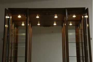 中古　美品　レアな小振りサイズ!!　DREXEL HERITAGE(ドレクセルヘリテイジ)　Grand Villa(グランドヴィラ)　上品な佇まいの照明付きキャビネット(キュリオケース、ガラスケース、ショーケース、食器棚、収納棚、戸棚、飾り棚)(定価約200万円)(R-066916)