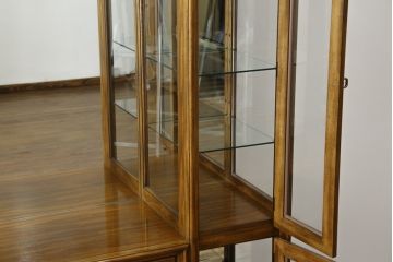 中古　美品　レアな小振りサイズ!!　DREXEL HERITAGE(ドレクセルヘリテイジ)　Grand Villa(グランドヴィラ)　上品な佇まいの照明付きキャビネット(キュリオケース、ガラスケース、ショーケース、食器棚、収納棚、戸棚、飾り棚)(定価約200万円)(R-066916)