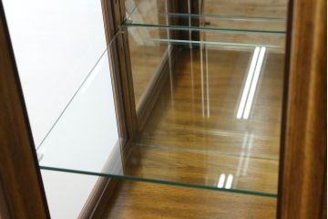 中古　美品　レアな小振りサイズ!!　DREXEL HERITAGE(ドレクセルヘリテイジ)　Grand Villa(グランドヴィラ)　上品な佇まいの照明付きキャビネット(キュリオケース、ガラスケース、ショーケース、食器棚、収納棚、戸棚、飾り棚)(定価約200万円)(R-066916)