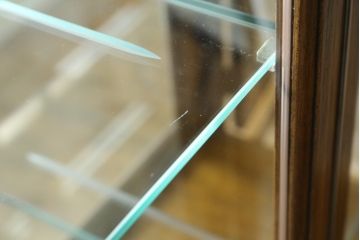 中古　美品　レアな小振りサイズ!!　DREXEL HERITAGE(ドレクセルヘリテイジ)　Grand Villa(グランドヴィラ)　上品な佇まいの照明付きキャビネット(キュリオケース、ガラスケース、ショーケース、食器棚、収納棚、戸棚、飾り棚)(定価約200万円)(R-066916)
