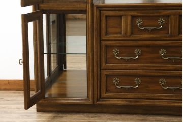 中古　美品　レアな小振りサイズ!!　DREXEL HERITAGE(ドレクセルヘリテイジ)　Grand Villa(グランドヴィラ)　上品な佇まいの照明付きキャビネット(キュリオケース、ガラスケース、ショーケース、食器棚、収納棚、戸棚、飾り棚)(定価約200万円)(R-066916)
