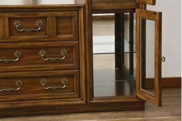 中古　美品　レアな小振りサイズ!!　DREXEL HERITAGE(ドレクセルヘリテイジ)　Grand Villa(グランドヴィラ)　上品な佇まいの照明付きキャビネット(キュリオケース、ガラスケース、ショーケース、食器棚、収納棚、戸棚、飾り棚)(定価約200万円)(R-066916)