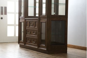 中古　美品　レアな小振りサイズ!!　DREXEL HERITAGE(ドレクセルヘリテイジ)　Grand Villa(グランドヴィラ)　上品な佇まいの照明付きキャビネット(キュリオケース、ガラスケース、ショーケース、食器棚、収納棚、戸棚、飾り棚)(定価約200万円)(R-066916)