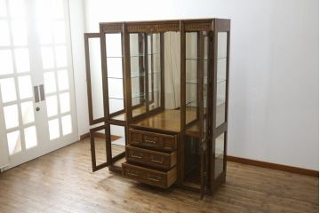 中古　美品　レアな小振りサイズ!!　DREXEL HERITAGE(ドレクセルヘリテイジ)　Grand Villa(グランドヴィラ)　上品な佇まいの照明付きキャビネット(キュリオケース、ガラスケース、ショーケース、食器棚、収納棚、戸棚、飾り棚)(定価約200万円)(R-066916)