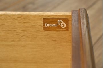 中古　美品　レアな小振りサイズ!!　DREXEL HERITAGE(ドレクセルヘリテイジ)　Grand Villa(グランドヴィラ)　上品な佇まいの照明付きキャビネット(キュリオケース、ガラスケース、ショーケース、食器棚、収納棚、戸棚、飾り棚)(定価約200万円)(R-066916)