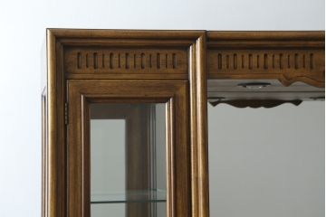 中古　美品　レアな小振りサイズ!!　DREXEL HERITAGE(ドレクセルヘリテイジ)　Grand Villa(グランドヴィラ)　上品な佇まいの照明付きキャビネット(キュリオケース、ガラスケース、ショーケース、食器棚、収納棚、戸棚、飾り棚)(定価約200万円)(R-066916)