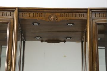 中古　美品　レアな小振りサイズ!!　DREXEL HERITAGE(ドレクセルヘリテイジ)　Grand Villa(グランドヴィラ)　上品な佇まいの照明付きキャビネット(キュリオケース、ガラスケース、ショーケース、食器棚、収納棚、戸棚、飾り棚)(定価約200万円)(R-066916)