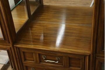 中古　美品　レアな小振りサイズ!!　DREXEL HERITAGE(ドレクセルヘリテイジ)　Grand Villa(グランドヴィラ)　上品な佇まいの照明付きキャビネット(キュリオケース、ガラスケース、ショーケース、食器棚、収納棚、戸棚、飾り棚)(定価約200万円)(R-066916)