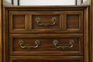 中古　美品　レアな小振りサイズ!!　DREXEL HERITAGE(ドレクセルヘリテイジ)　Grand Villa(グランドヴィラ)　上品な佇まいの照明付きキャビネット(キュリオケース、ガラスケース、ショーケース、食器棚、収納棚、戸棚、飾り棚)(定価約200万円)(R-066916)
