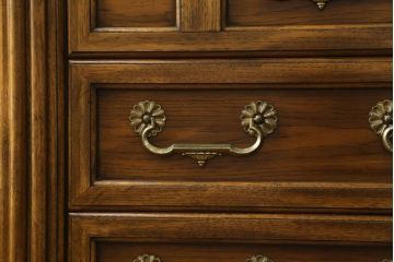 中古　美品　レアな小振りサイズ!!　DREXEL HERITAGE(ドレクセルヘリテイジ)　Grand Villa(グランドヴィラ)　上品な佇まいの照明付きキャビネット(キュリオケース、ガラスケース、ショーケース、食器棚、収納棚、戸棚、飾り棚)(定価約200万円)(R-066916)
