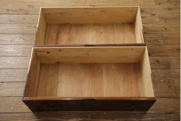 和製アンティーク　前面欅(ケヤキ)材　漆塗りの綺麗な庄内箪笥(時代箪笥、重ね箪笥、衣装箪笥、整理たんす、収納タンス、引き出し)(R-066917)