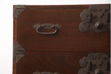 和製アンティーク　前面欅(ケヤキ)材　漆塗りの綺麗な庄内箪笥(時代箪笥、重ね箪笥、衣装箪笥、整理たんす、収納タンス、引き出し)(R-066917)