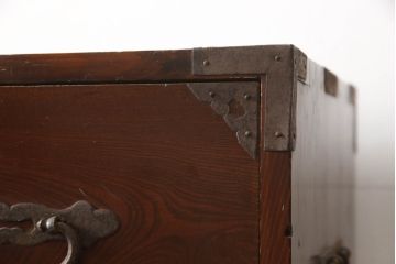 和製アンティーク　前面欅(ケヤキ)材　漆塗りの綺麗な庄内箪笥(時代箪笥、重ね箪笥、衣装箪笥、整理たんす、収納タンス、引き出し)(R-066917)