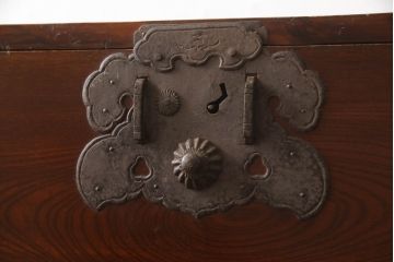 和製アンティーク　前面欅(ケヤキ)材　漆塗りの綺麗な庄内箪笥(時代箪笥、重ね箪笥、衣装箪笥、整理たんす、収納タンス、引き出し)(R-066917)
