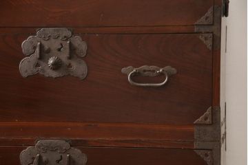 和製アンティーク　前面欅(ケヤキ)材　漆塗りの綺麗な庄内箪笥(時代箪笥、重ね箪笥、衣装箪笥、整理たんす、収納タンス、引き出し)(R-066917)