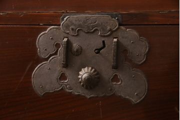 和製アンティーク　前面欅(ケヤキ)材　漆塗りの綺麗な庄内箪笥(時代箪笥、重ね箪笥、衣装箪笥、整理たんす、収納タンス、引き出し)(R-066917)