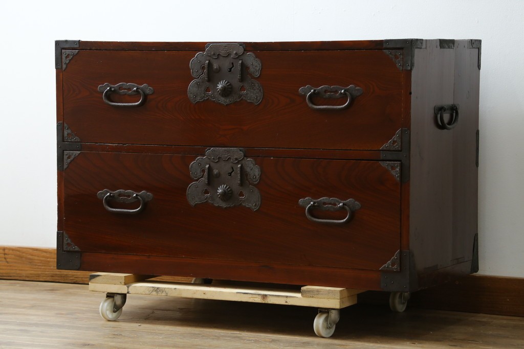 和製アンティーク　前面欅(ケヤキ)材　漆塗りの綺麗な庄内箪笥ローボード　(R-066918)