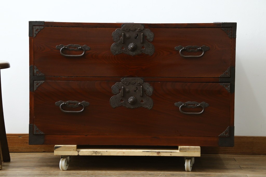 和製アンティーク　前面欅(ケヤキ)材　漆塗りの綺麗な庄内箪笥ローボード　(R-066918)