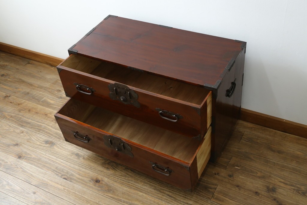 和製アンティーク　前面欅(ケヤキ)材　漆塗りの綺麗な庄内箪笥ローボード　(R-066918)