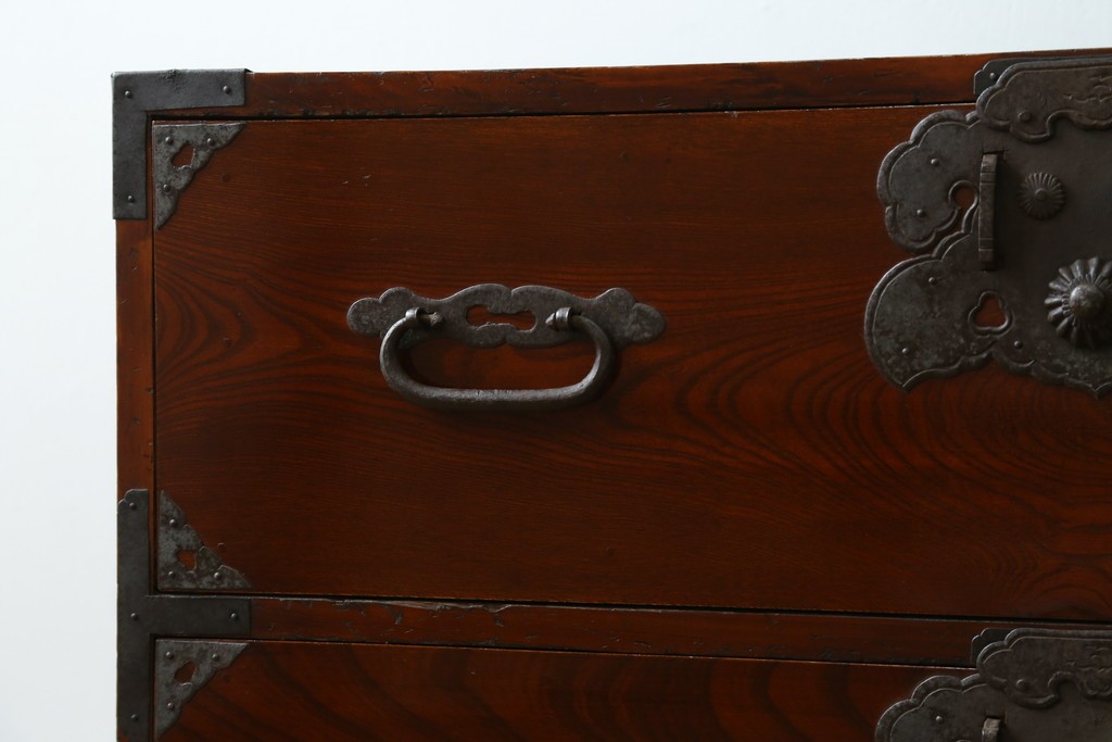 和製アンティーク　前面欅(ケヤキ)材　漆塗りの綺麗な庄内箪笥ローボード　(R-066918)