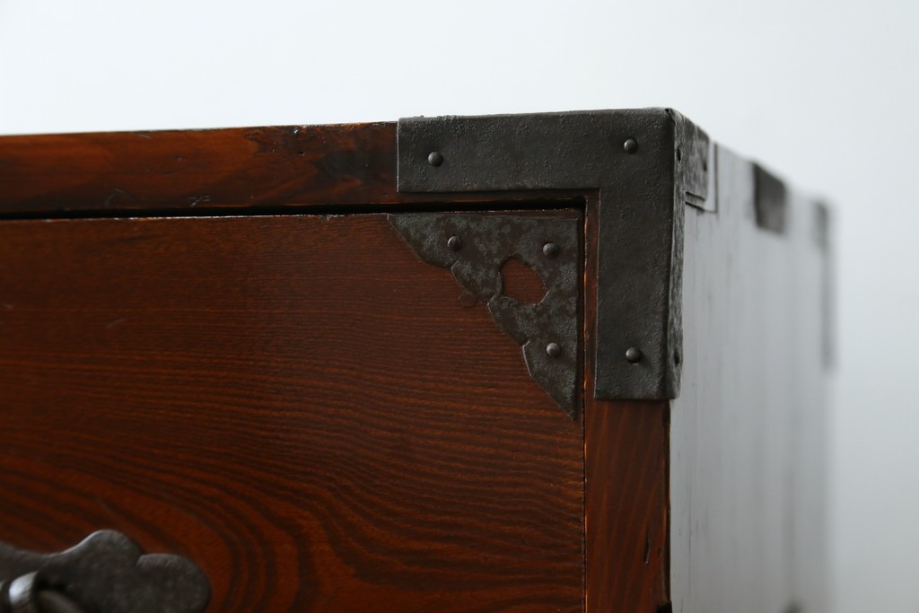 和製アンティーク　前面欅(ケヤキ)材　漆塗りの綺麗な庄内箪笥ローボード　(R-066918)