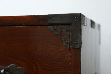 和製アンティーク　前面欅(ケヤキ)材　漆塗りの綺麗な庄内箪笥ローボード　(R-066918)