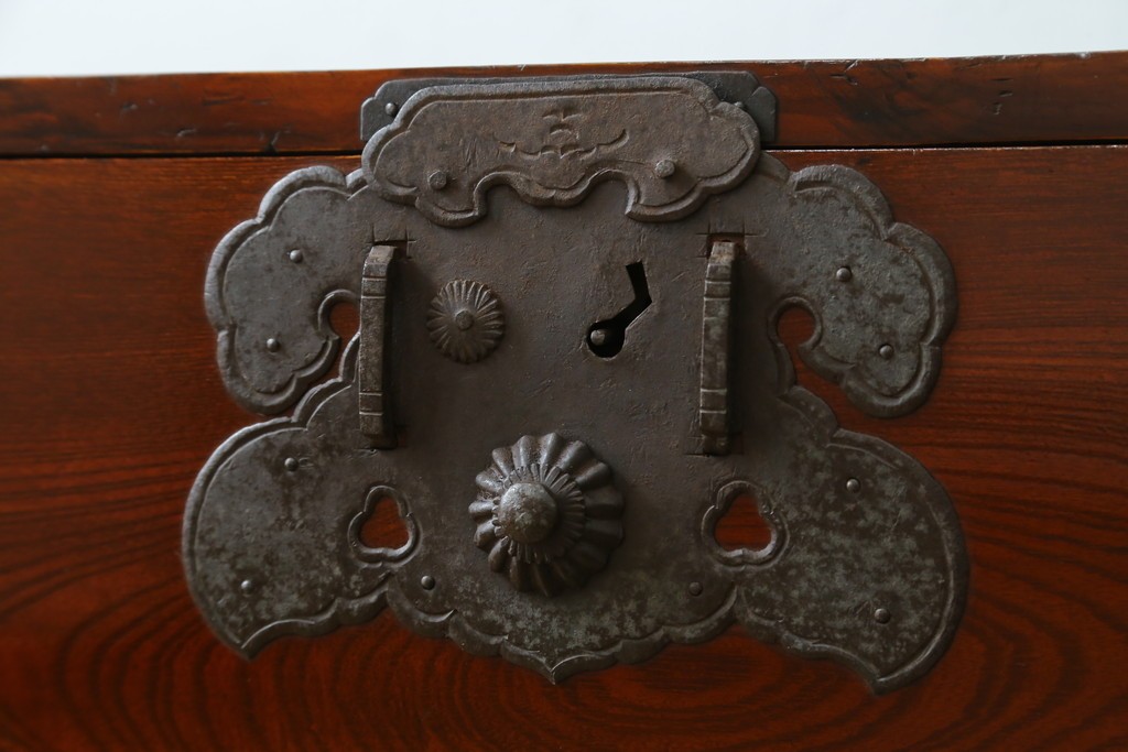 和製アンティーク　前面欅(ケヤキ)材　漆塗りの綺麗な庄内箪笥ローボード　(R-066918)