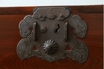 和製アンティーク　前面欅(ケヤキ)材　漆塗りの綺麗な庄内箪笥ローボード　(R-066918)