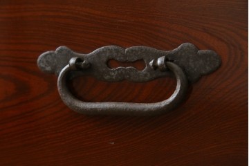 和製アンティーク　前面欅(ケヤキ)材　漆塗りの綺麗な庄内箪笥ローボード　(R-066918)