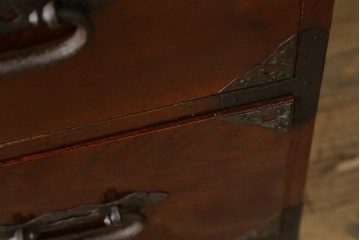 和製アンティーク　前面欅(ケヤキ)材　漆塗りの綺麗な庄内箪笥ローボード　(R-066918)