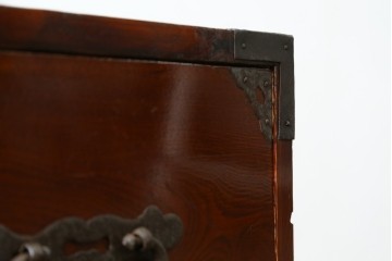 和製アンティーク　前面欅(ケヤキ)材　漆塗りの綺麗な庄内箪笥ローボード　(R-066918)