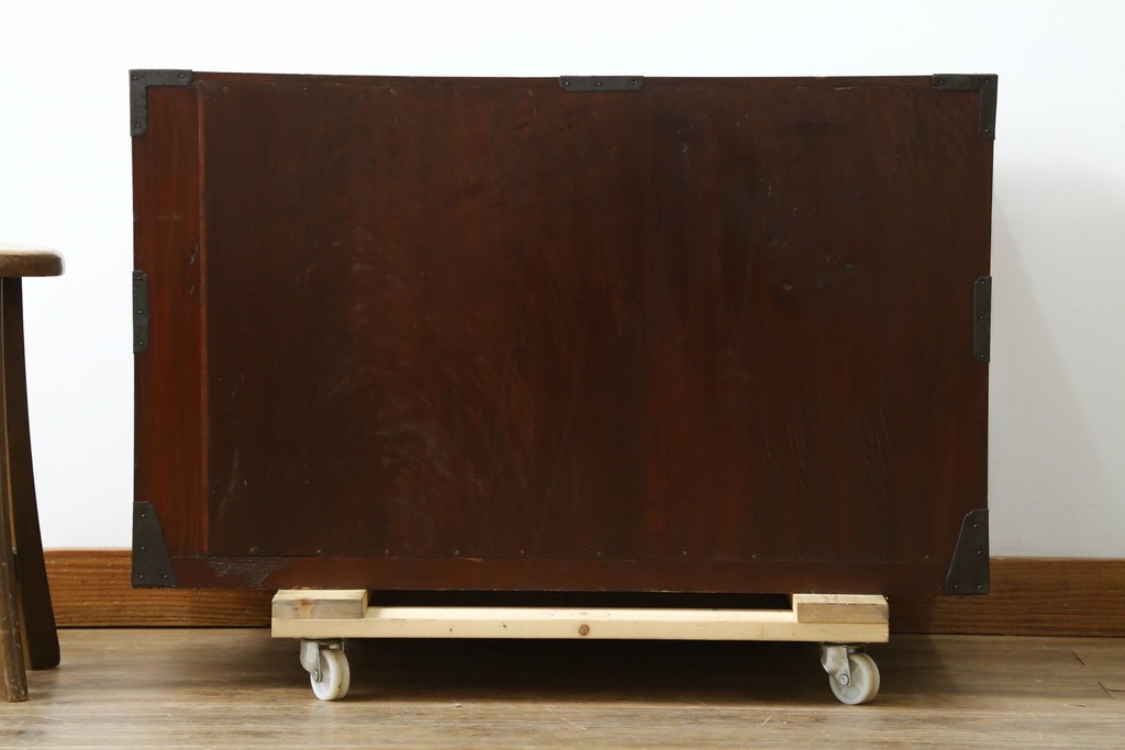 和製アンティーク　前面欅(ケヤキ)材　漆塗りの綺麗な庄内箪笥ローボード　(R-066918)