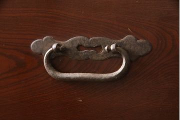 和製アンティーク　前面欅(ケヤキ)材　漆塗りの綺麗な庄内箪笥ローボード(時代箪笥、収納タンス、引き出し、ローチェスト、テレビ台、テレビボード)(R-066918)