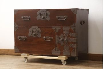 和製アンティーク　前面欅(ケヤキ)材　漆塗りの綺麗な庄内箪笥ローボード(時代箪笥、収納タンス、引き出し、ローチェスト、テレビ台、テレビボード)(R-066919)