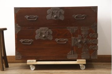 和製アンティーク　前面欅(ケヤキ)材　漆塗りの綺麗な庄内箪笥ローボード(時代箪笥、収納タンス、引き出し、ローチェスト、テレビ台、テレビボード)(R-066919)