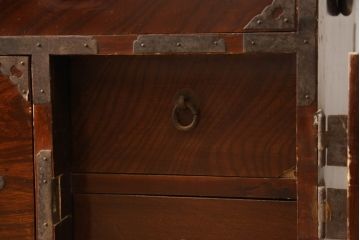 和製アンティーク　前面欅(ケヤキ)材　漆塗りの綺麗な庄内箪笥ローボード(時代箪笥、収納タンス、引き出し、ローチェスト、テレビ台、テレビボード)(R-066919)