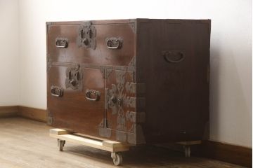 和製アンティーク　前面欅(ケヤキ)材　漆塗りの綺麗な庄内箪笥ローボード(時代箪笥、収納タンス、引き出し、ローチェスト、テレビ台、テレビボード)(R-066919)