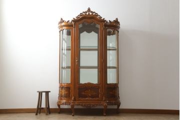 中古　高級イタリア家具　繊細で優美な彫刻入りのロココ調アンティーク風キャビネット(キュリオケース、ガラスケース、ショーケース、飾り棚、店舗什器)(定価約90万円)(R-066920)
