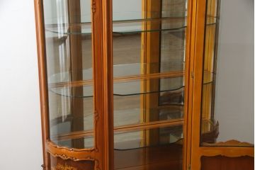 中古　高級イタリア家具　繊細で優美な彫刻入りのロココ調アンティーク風キャビネット(キュリオケース、ガラスケース、ショーケース、飾り棚、店舗什器)(定価約90万円)(R-066920)