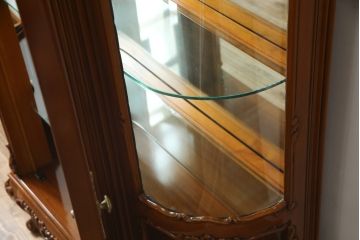 中古　高級イタリア家具　繊細で優美な彫刻入りのロココ調アンティーク風キャビネット(キュリオケース、ガラスケース、ショーケース、飾り棚、店舗什器)(定価約90万円)(R-066920)