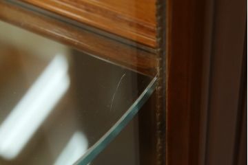 中古　高級イタリア家具　繊細で優美な彫刻入りのロココ調アンティーク風キャビネット(キュリオケース、ガラスケース、ショーケース、飾り棚、店舗什器)(定価約90万円)(R-066920)