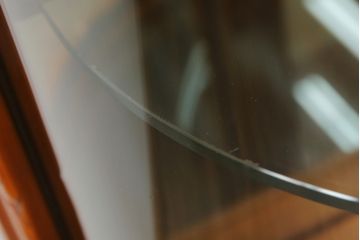 中古　高級イタリア家具　繊細で優美な彫刻入りのロココ調アンティーク風キャビネット(キュリオケース、ガラスケース、ショーケース、飾り棚、店舗什器)(定価約90万円)(R-066920)