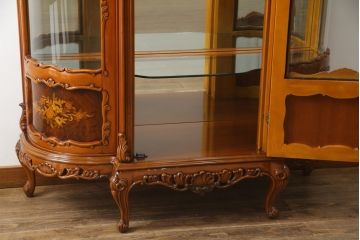 中古　高級イタリア家具　繊細で優美な彫刻入りのロココ調アンティーク風キャビネット(キュリオケース、ガラスケース、ショーケース、飾り棚、店舗什器)(定価約90万円)(R-066920)