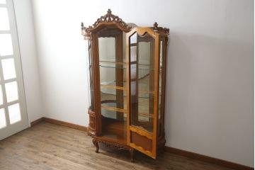 中古　高級イタリア家具　繊細で優美な彫刻入りのロココ調アンティーク風キャビネット(キュリオケース、ガラスケース、ショーケース、飾り棚、店舗什器)(定価約90万円)(R-066920)
