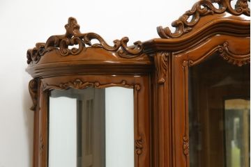 中古　高級イタリア家具　繊細で優美な彫刻入りのロココ調アンティーク風キャビネット(キュリオケース、ガラスケース、ショーケース、飾り棚、店舗什器)(定価約90万円)(R-066920)