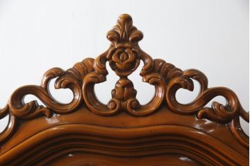 中古　高級イタリア家具　繊細で優美な彫刻入りのロココ調アンティーク風キャビネット(キュリオケース、ガラスケース、ショーケース、飾り棚、店舗什器)(定価約90万円)(R-066920)