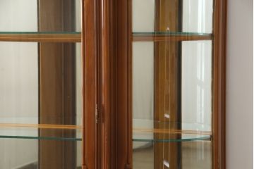 中古　高級イタリア家具　繊細で優美な彫刻入りのロココ調アンティーク風キャビネット(キュリオケース、ガラスケース、ショーケース、飾り棚、店舗什器)(定価約90万円)(R-066920)